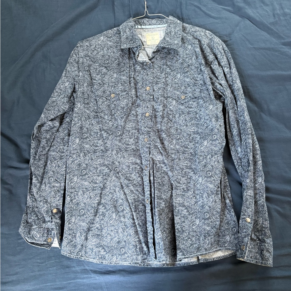 Woman’s blue Patterned pearl snap